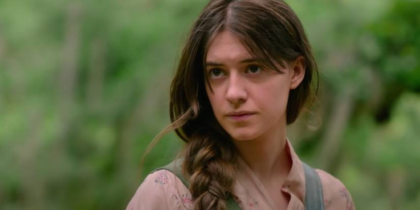 Daisy Edgar-Jones como Kya parecendo sério em onde os Crawdads cantam
