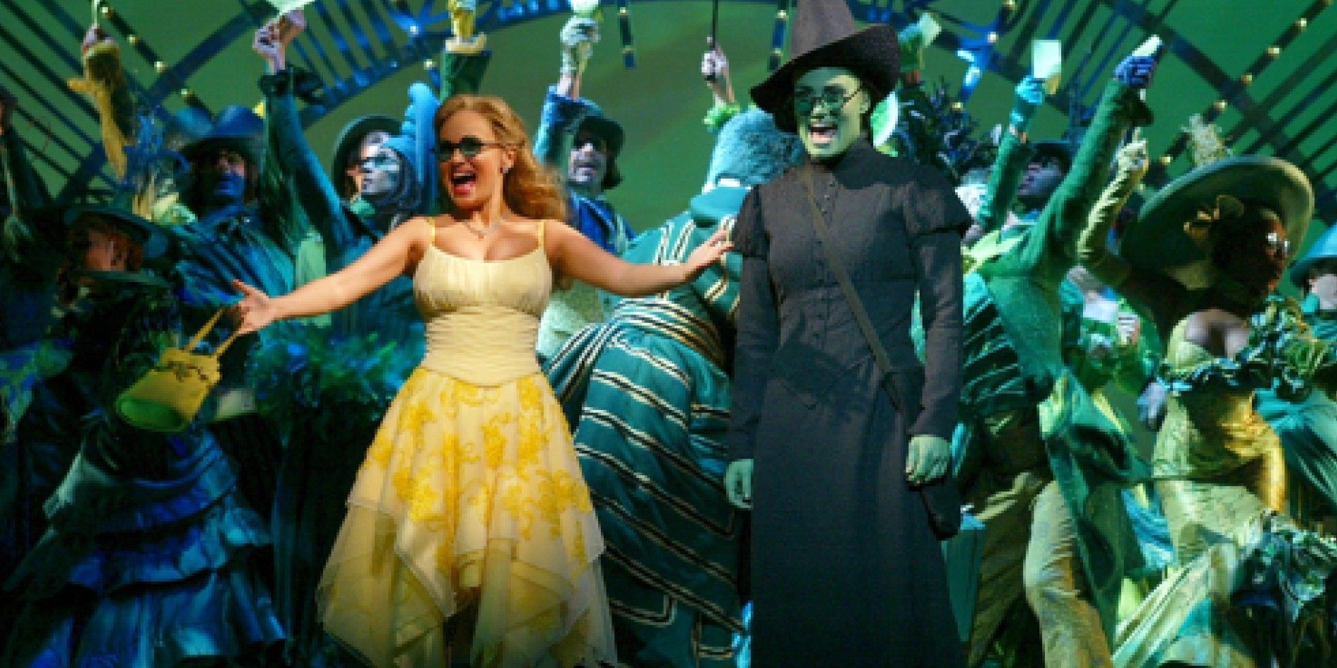 Kristen Chenoweth e Idina Menzel actuando en Wicked de Broadway