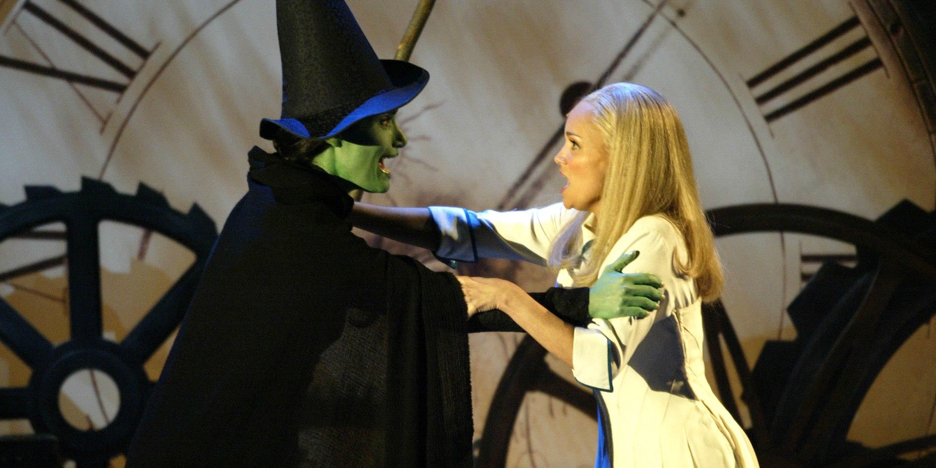 Kristin Chenoweth e Idina Menzel como las brujas en Wicked