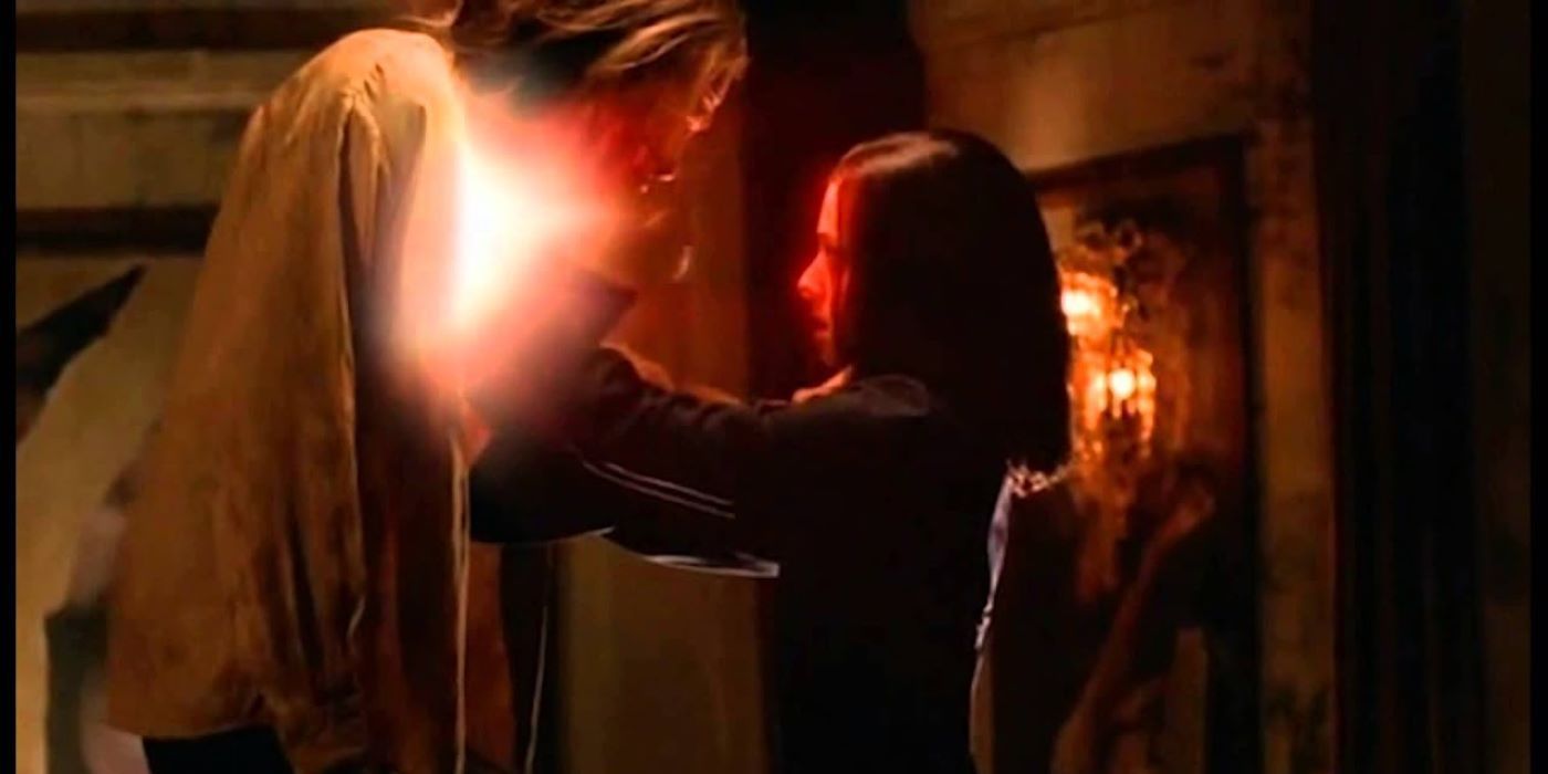 Willow pegando o poder de Rack em Buffy, a Caçadora de Vampiros