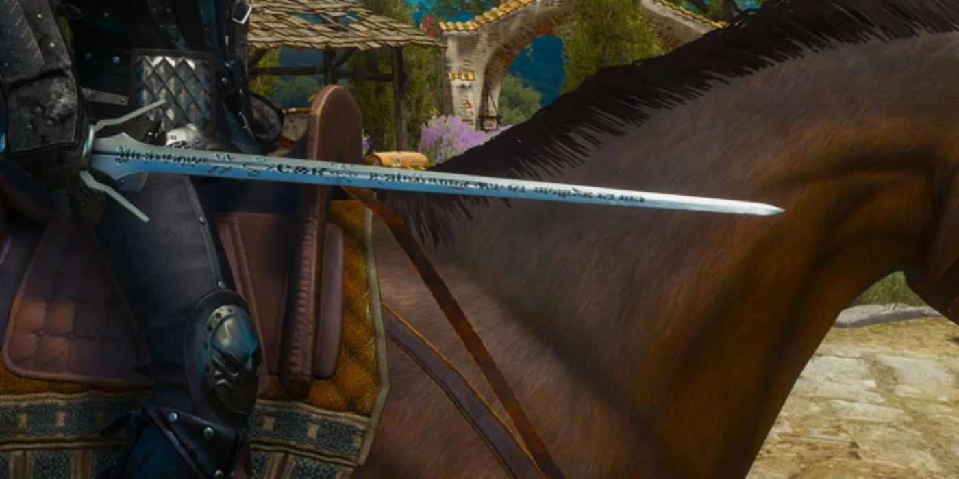 Geralt empunhando a Grandmaster Griffin Silver Sword enquanto cavalgava em Roach.