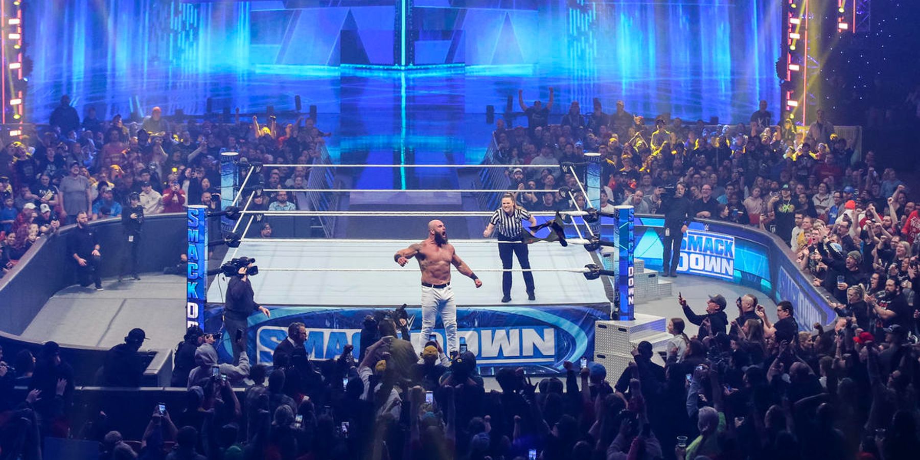 Braun Strowman joue devant la foule lors de son match de championnat intercontinental contre Gunther à SmackDown en janvier 2023. 