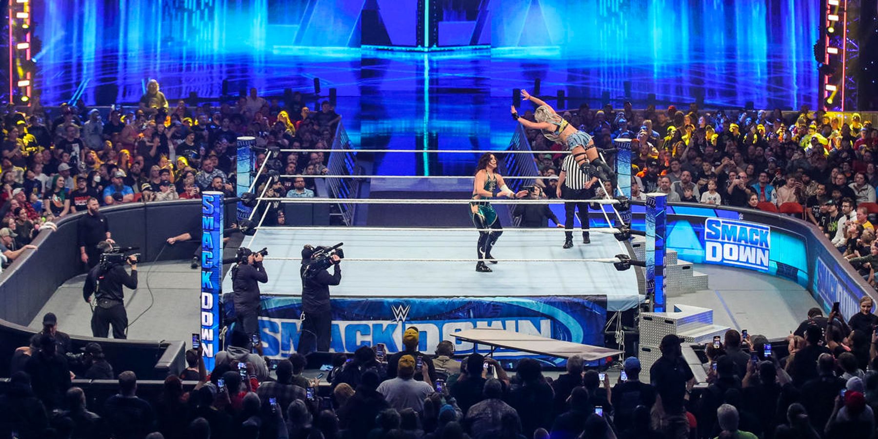 Liv Morgan frappe Raquel Rodriguez avec un crossbody lors d'un épisode de SmackDown en janvier 2023.