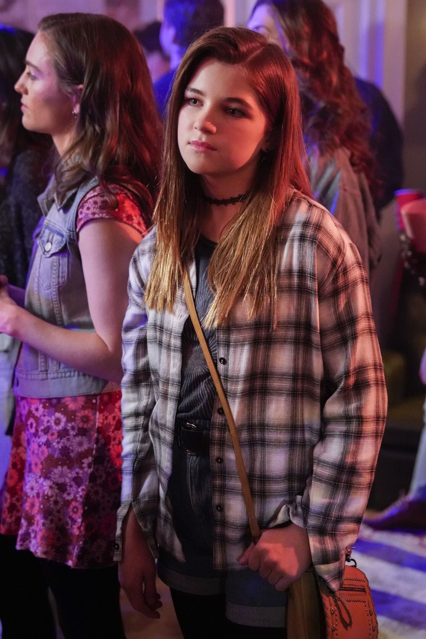 Missy parece desafiadora em uma festa no episódio 13 da 6ª temporada de Young Sheldon