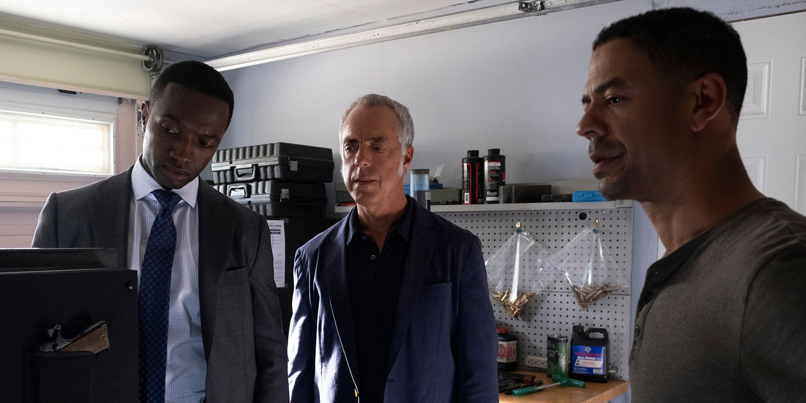 Harry Bosch e Jerry Edgar em Bosch olhando em volta de uma garagem 