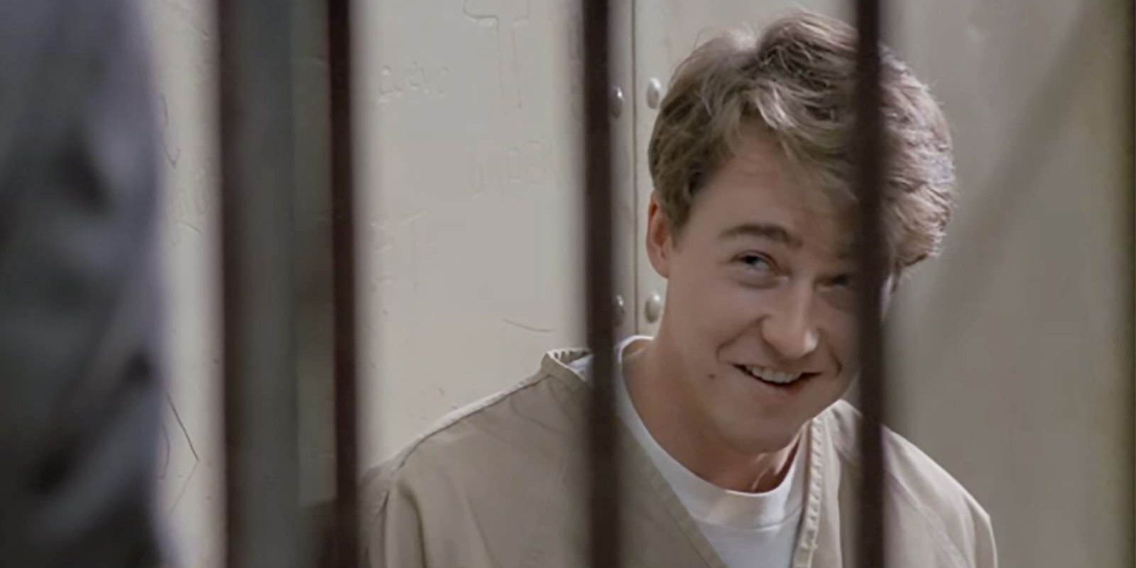 Edward Norton as Aaron/Roy smiling arrogantly in his jail cell in Primal Fear