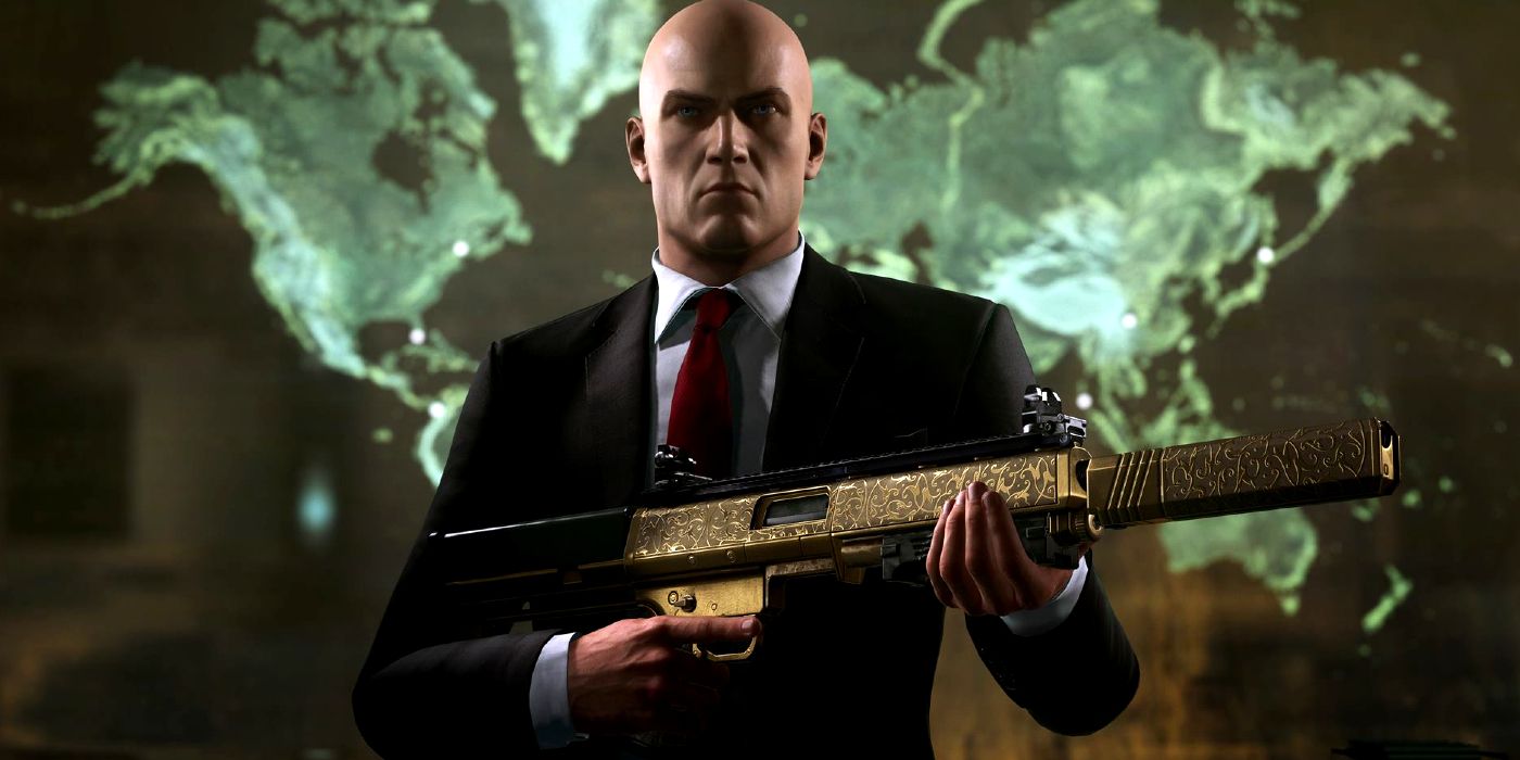 Agent 47 holding a gold-plated shotgun in front of a map in Hitman Freelancer