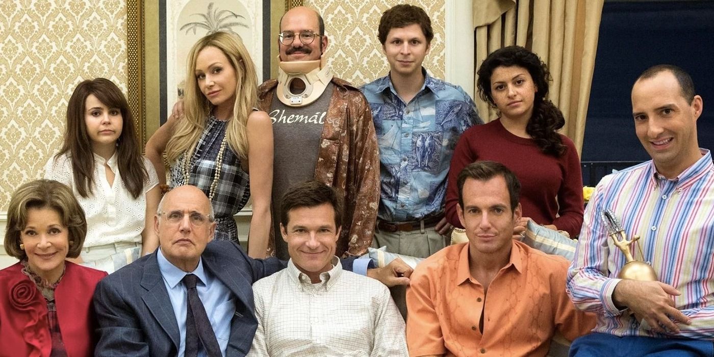 The entire Arrested Development Bluth Family Cast (plus Ann Veal) in a group promotional photo