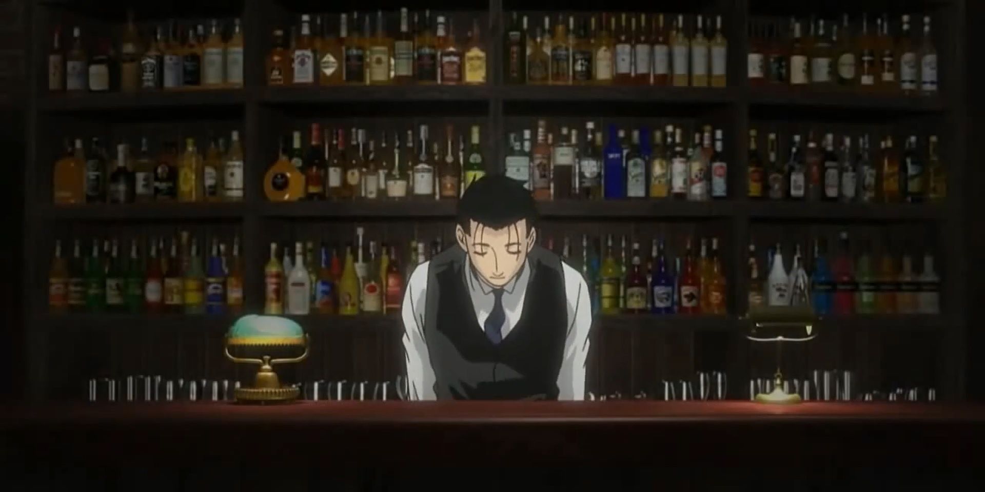 Ryuu Sasakura membungkuk di depan rak bar besar berisi di Bartender.