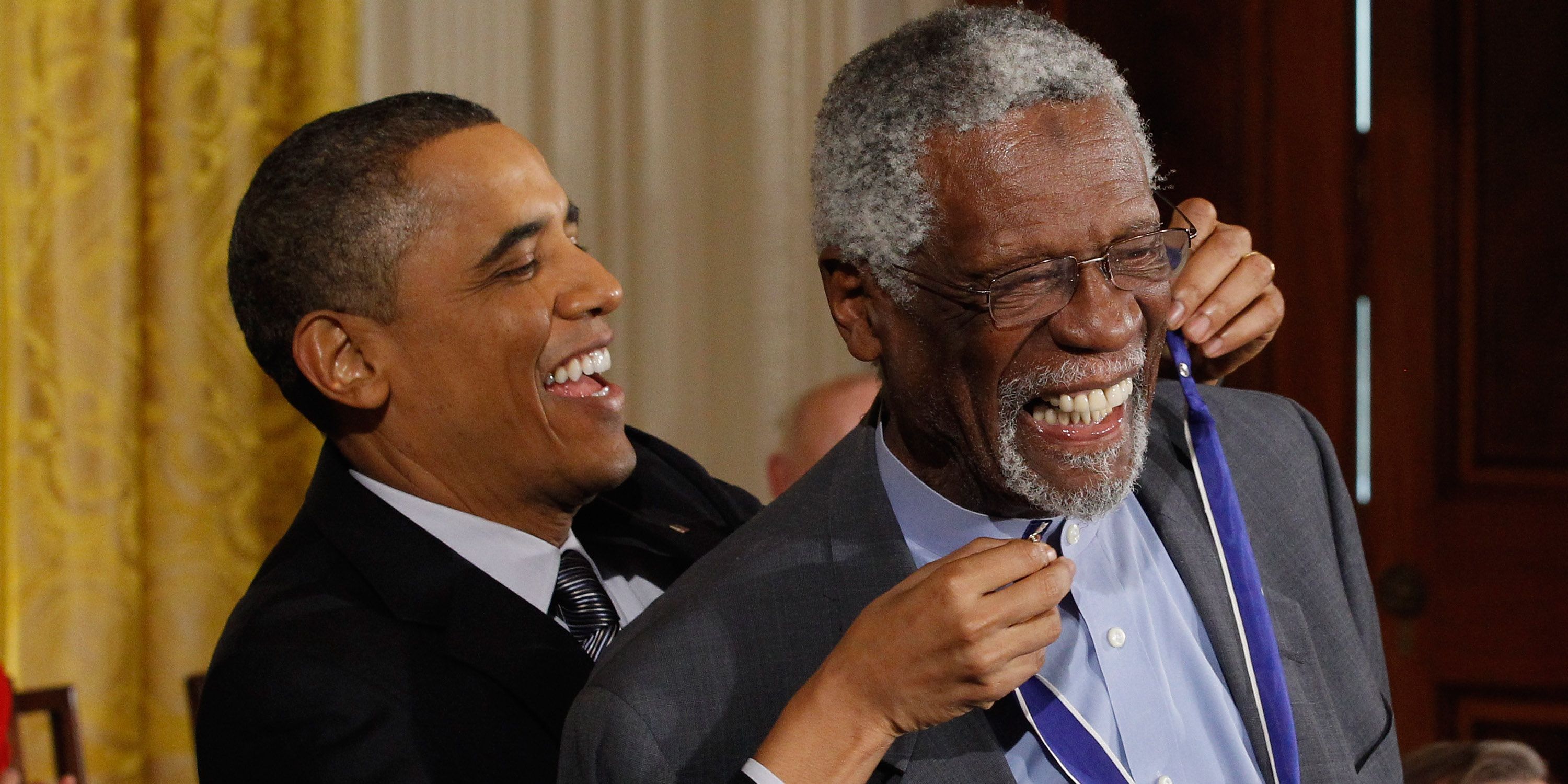 Bill Russell receives the medal of freedom from Obama.