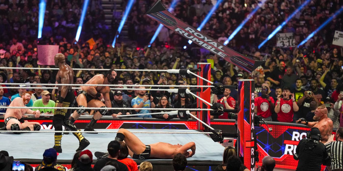 Brock Lesnar haciendo cosas de Brock Lesnar en el Royal Rumble en 2023.