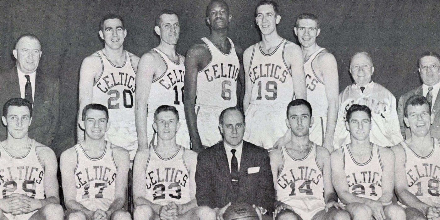 O Boston Celtics de 1956 retratado juntos.