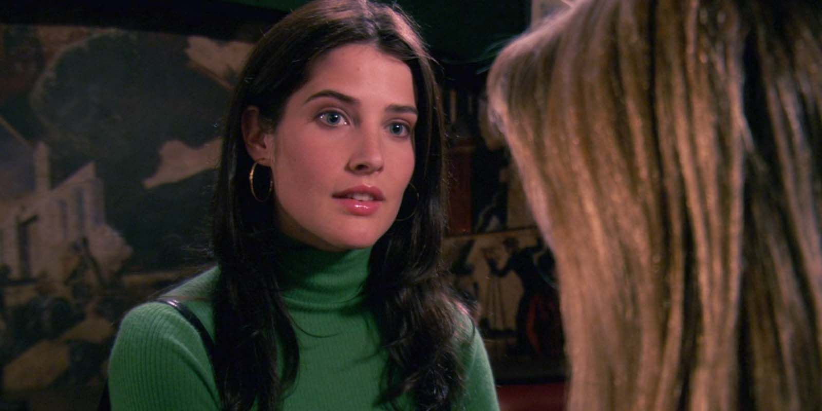 Cobie Smulders Smiling and Talking to a Blonde as Robin in How I Met Your Mother Season 1 Episode 1
