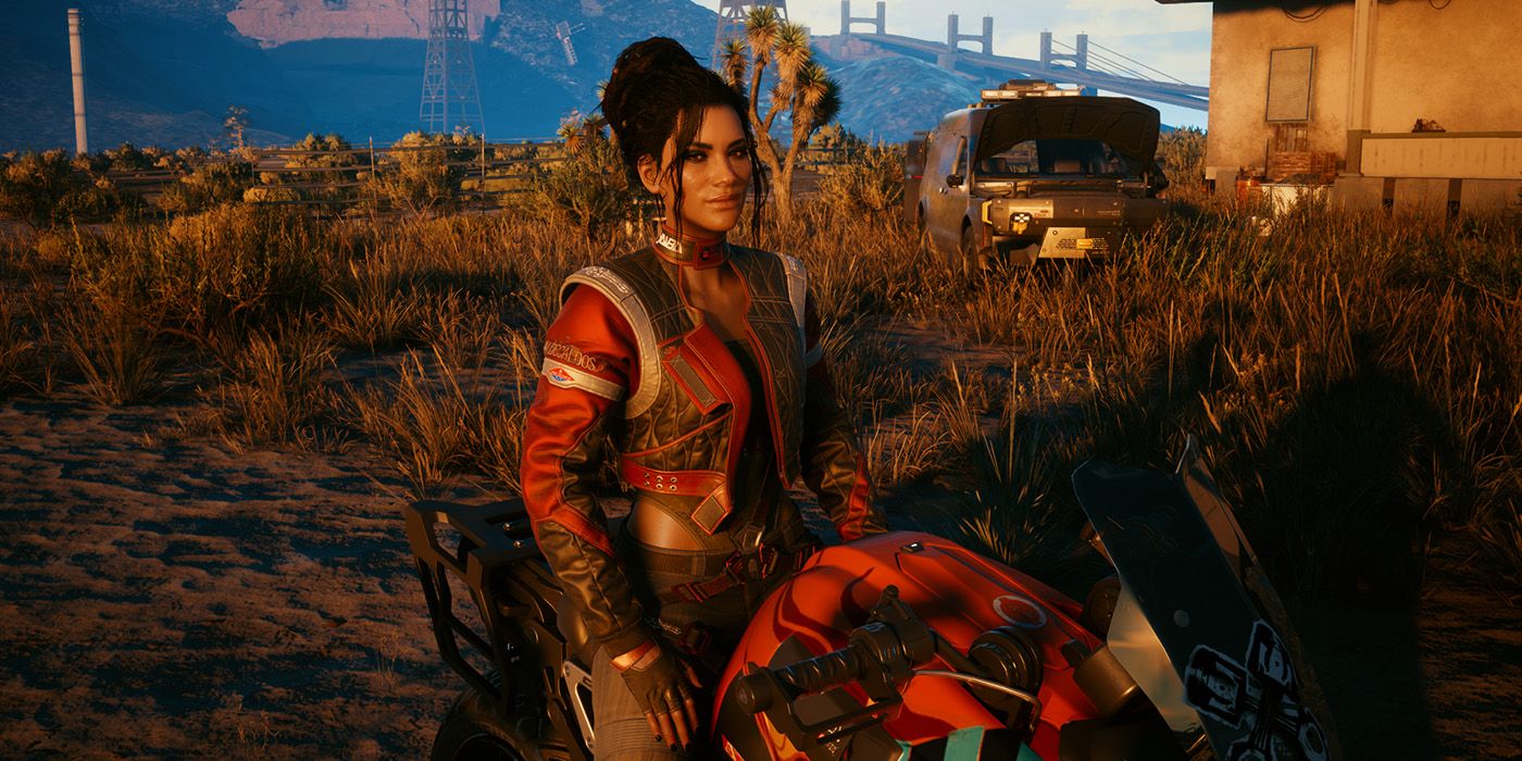 Panam senta em uma motocicleta em Cyberpunk 2077.