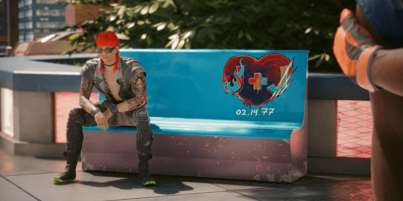 James sentado em um banco com grafite de um coração com 