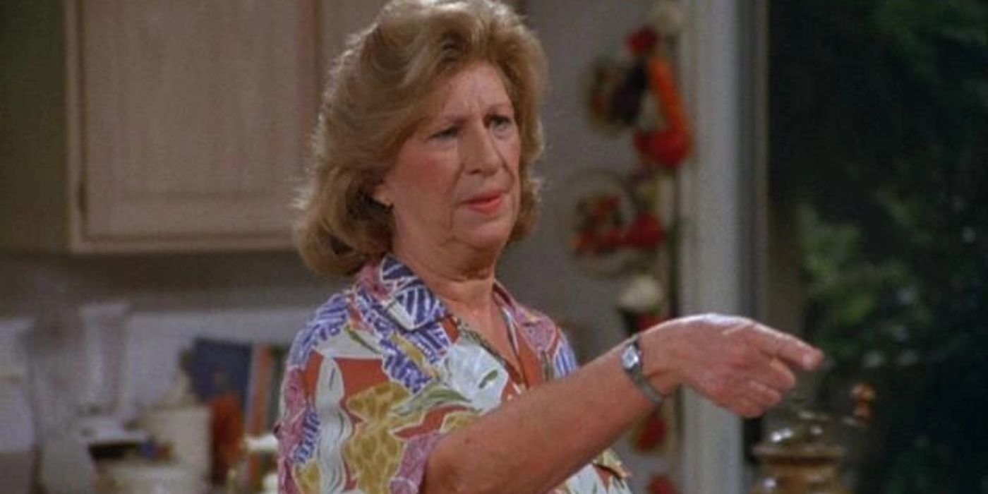 Liz Sheridan pointing in Seinfeld