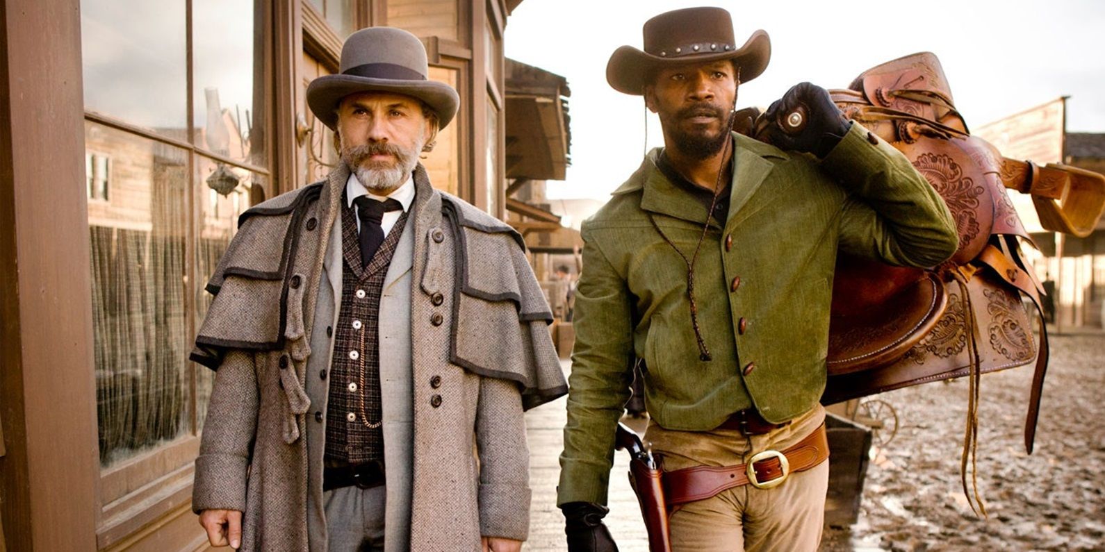 Django e Dr Schultz caminham pela cidade em Django Unchained