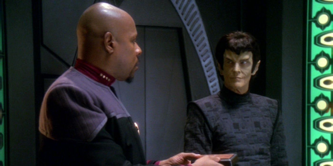 Sisko negocia con un romulano en Star Trek DS9
