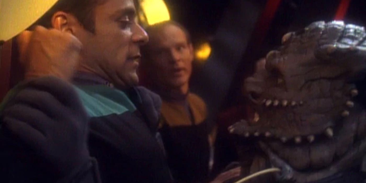 A Jem'hadar threatens Dr. Bashir in Star Trek DS9