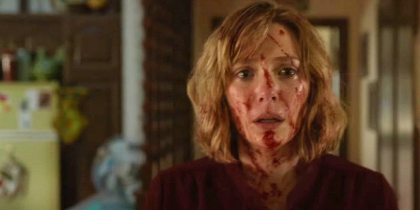 Elizabeth Olsen como Candy Montgomery con la cara ensangrentada en el tráiler de Love and Death de HBO 