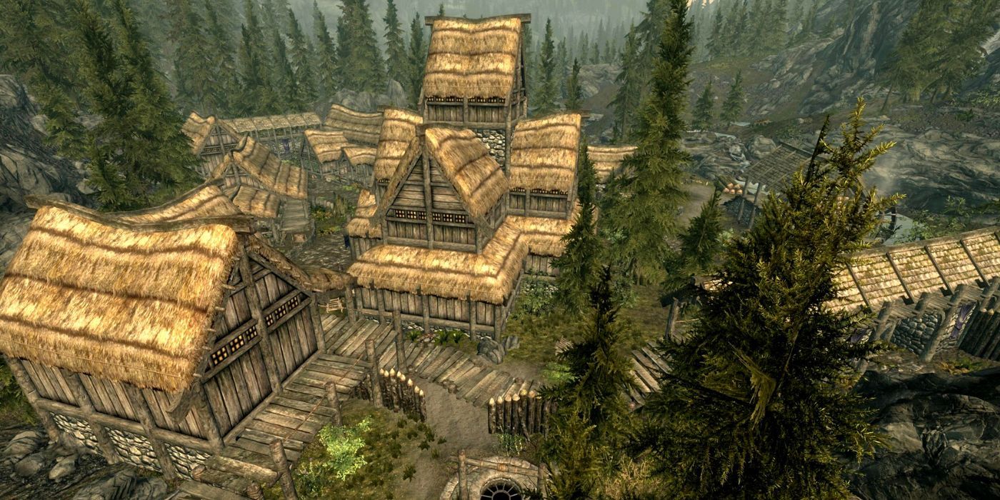 Uma visão panorâmica da cidade Falkreath de Skyrim.