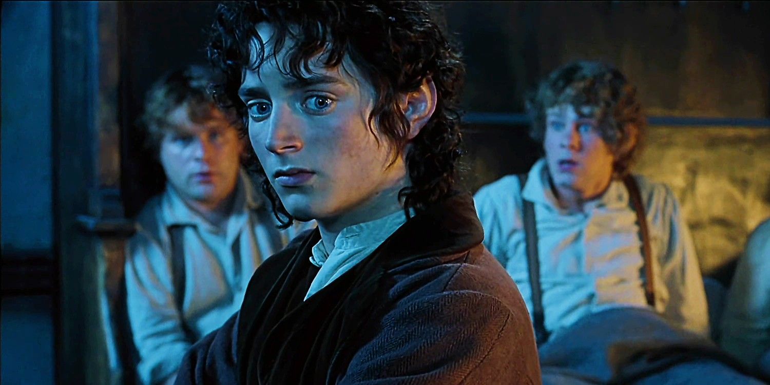 Frodo con Sam y Merry al fondo en El Señor de los Anillos: La Comunidad del Anillo