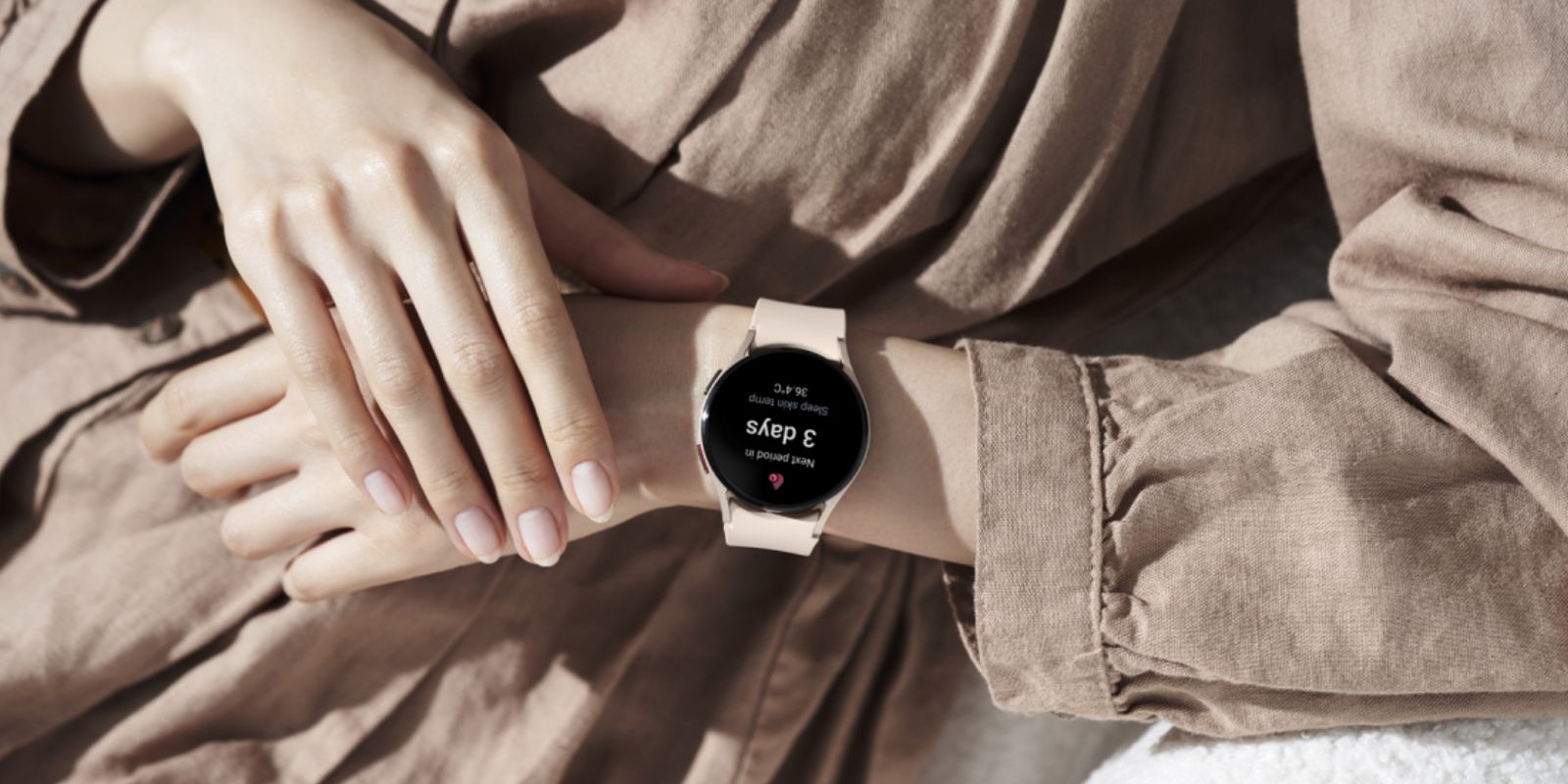 Uma foto mostrando uma mulher usando o Galaxy Watch 5 no pulso