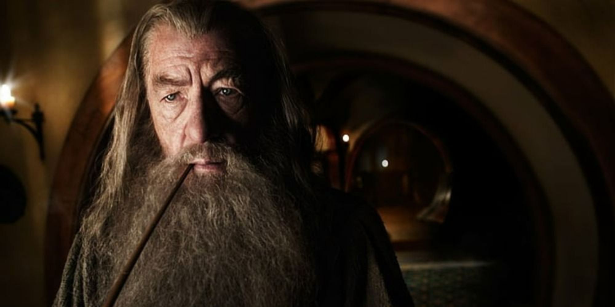 Gandalf fumando na casa de Bilbo em O Hobbit Uma Jornada Inesperada (1)