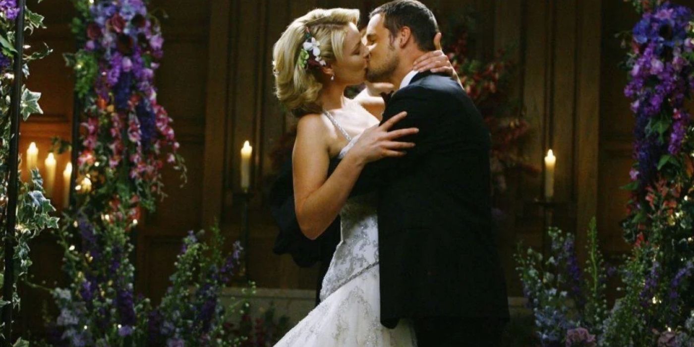 Izzie and Alex kissing on their wedding day on Grey's Anatomy