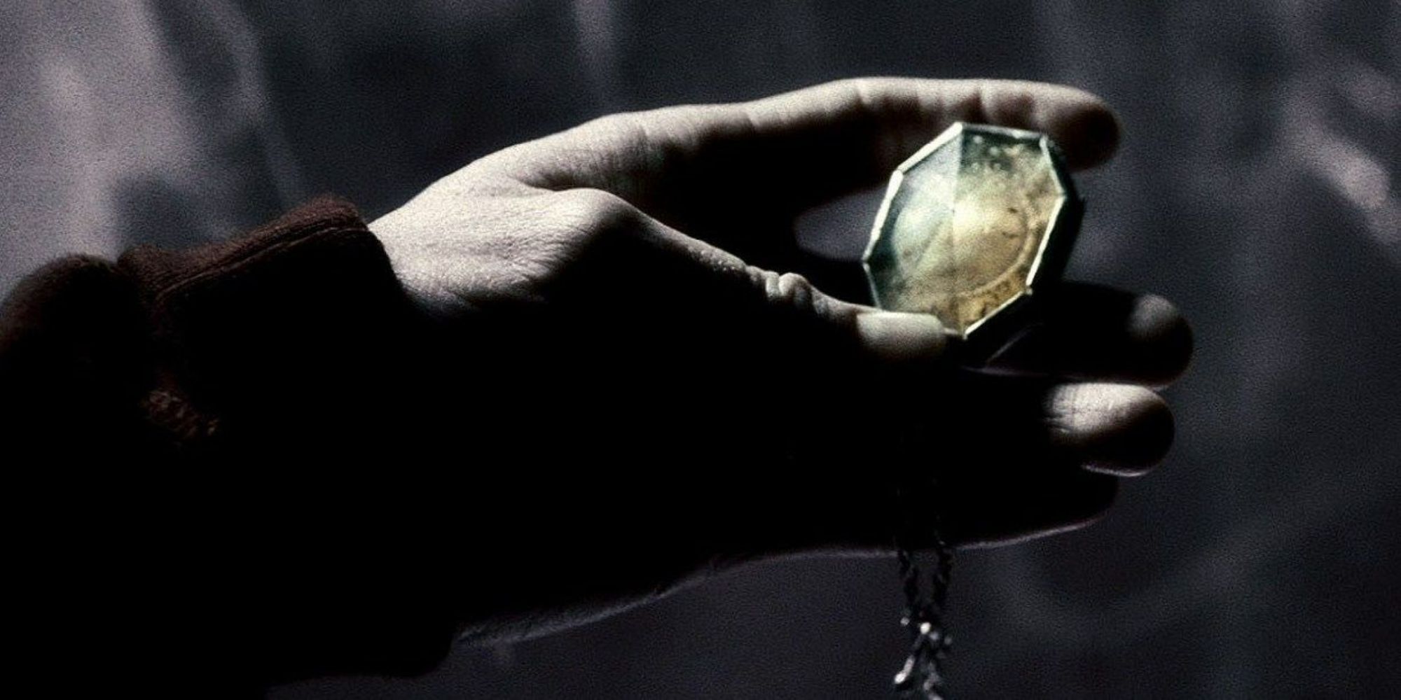 Harry recupera o medalhão da Sonserina Horcrux da caverna à beira-mar em O Enigma do Príncipe (1)