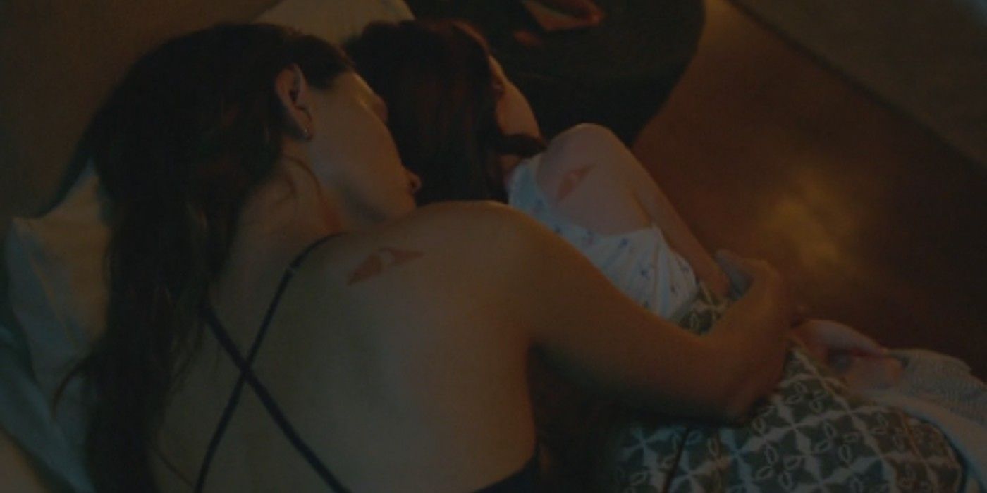 Hayley and Hope sleeping, with their Crescent birthmarks visible in The Originals
