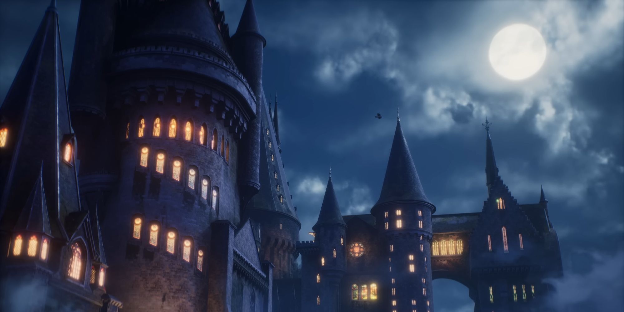 O castelo do Legado de Hogwarts sob a lua cheia, com suas janelas iluminadas e uma coruja voando acima.