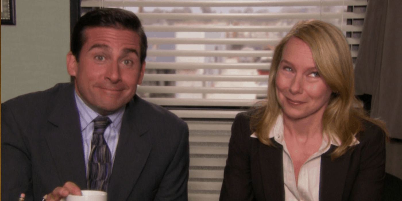 Holly e Michael sentados em sua mesa sorrindo no The Office