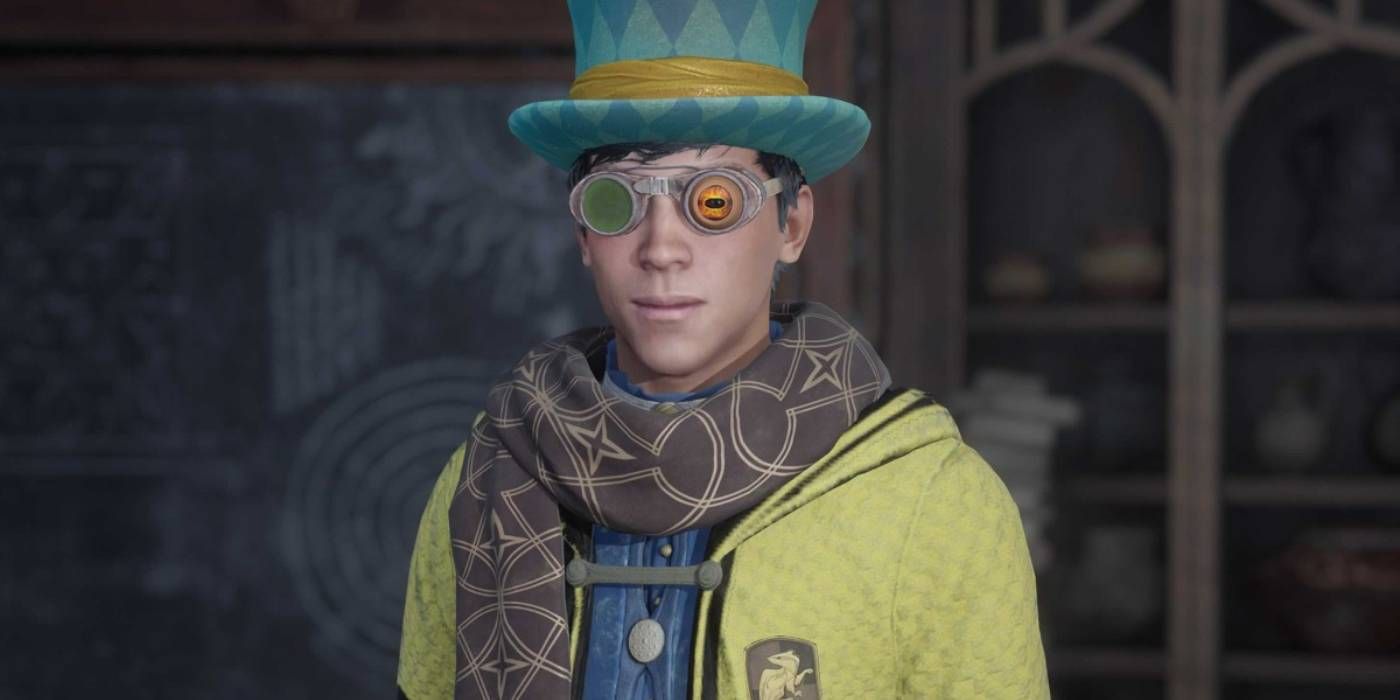 Un personaje de Hogwarts Legacy con un atuendo excéntrico, con gafas que tienen lentes que no combinan, un sombrero de copa verde azulado con estampado de diamantes, una bufanda marrón con un estampado ornamentado, un chaleco azul real y una túnica escolar de Hufflepuff amarilla.