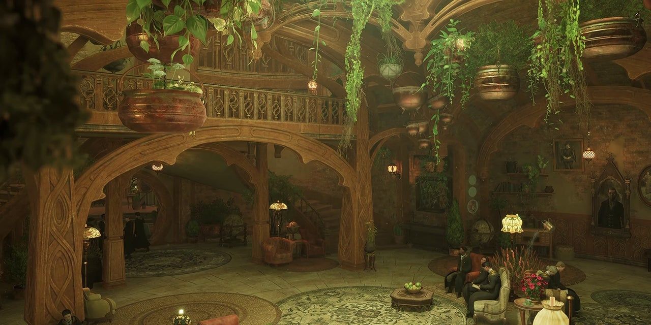 Sala Comunal da Lufa-Lufa no Legado de Hogwarts.  Uma olhada no quarto de cima.  Muitas plantas penduradas no teto, uma sala grande com alguns alunos em sofás e cadeiras.  Muita madeira e tons de amarelo e verde.