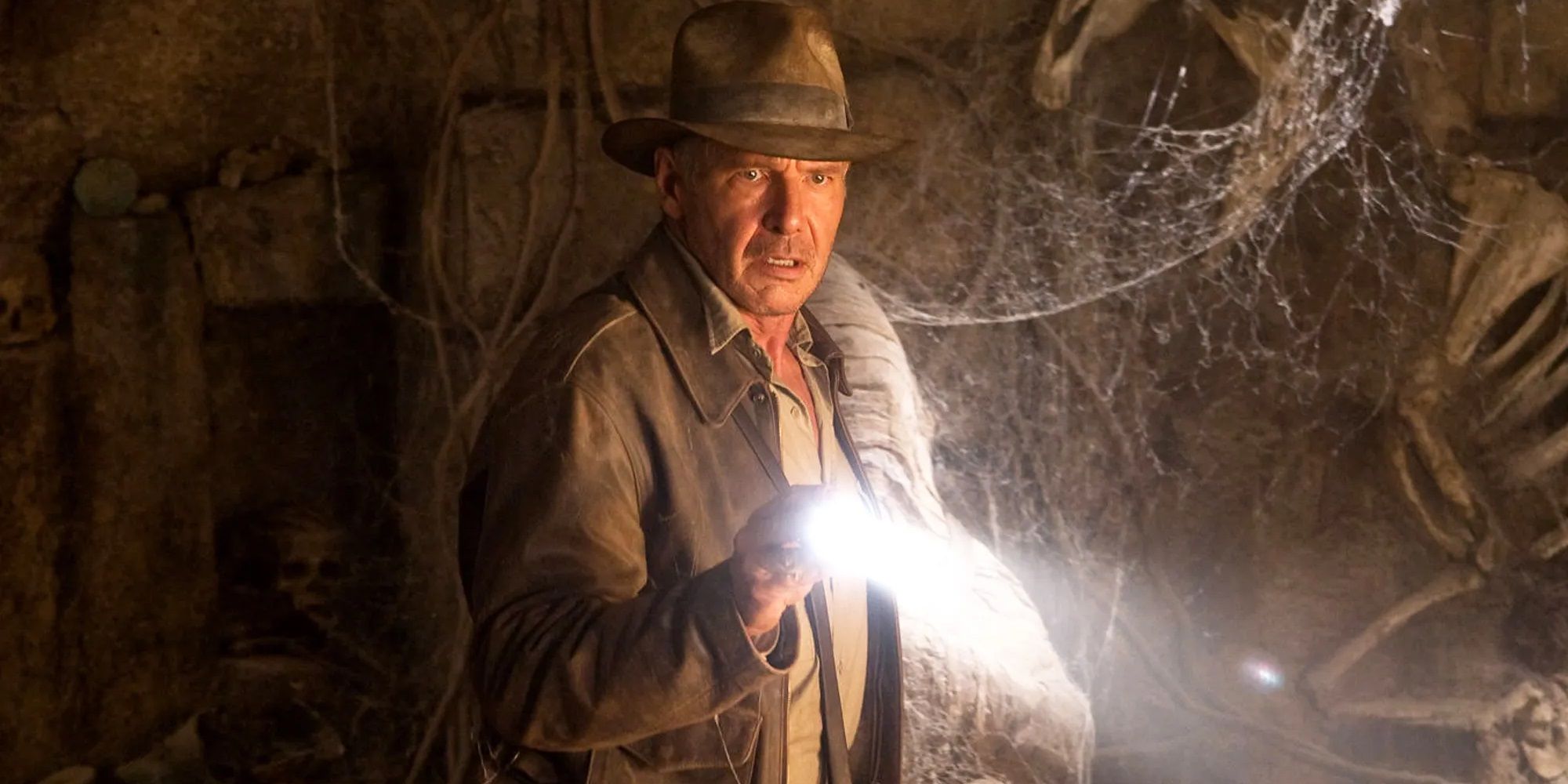 Indy con una linterna en Indiana Jones y el Reino de la Calavera de Cristal