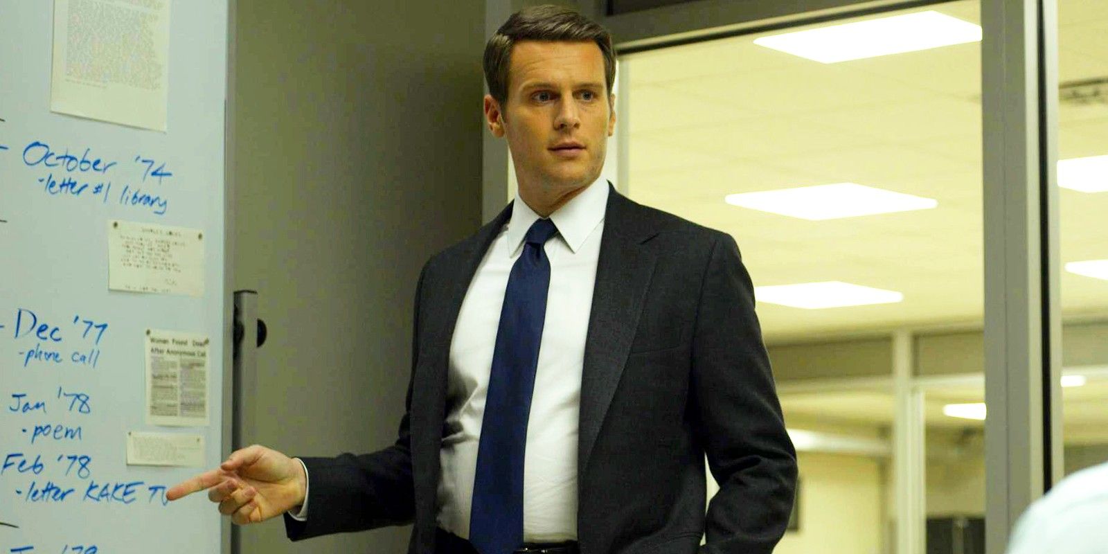Jonathan Groff as Holden pointing at the white board in Mindhunter