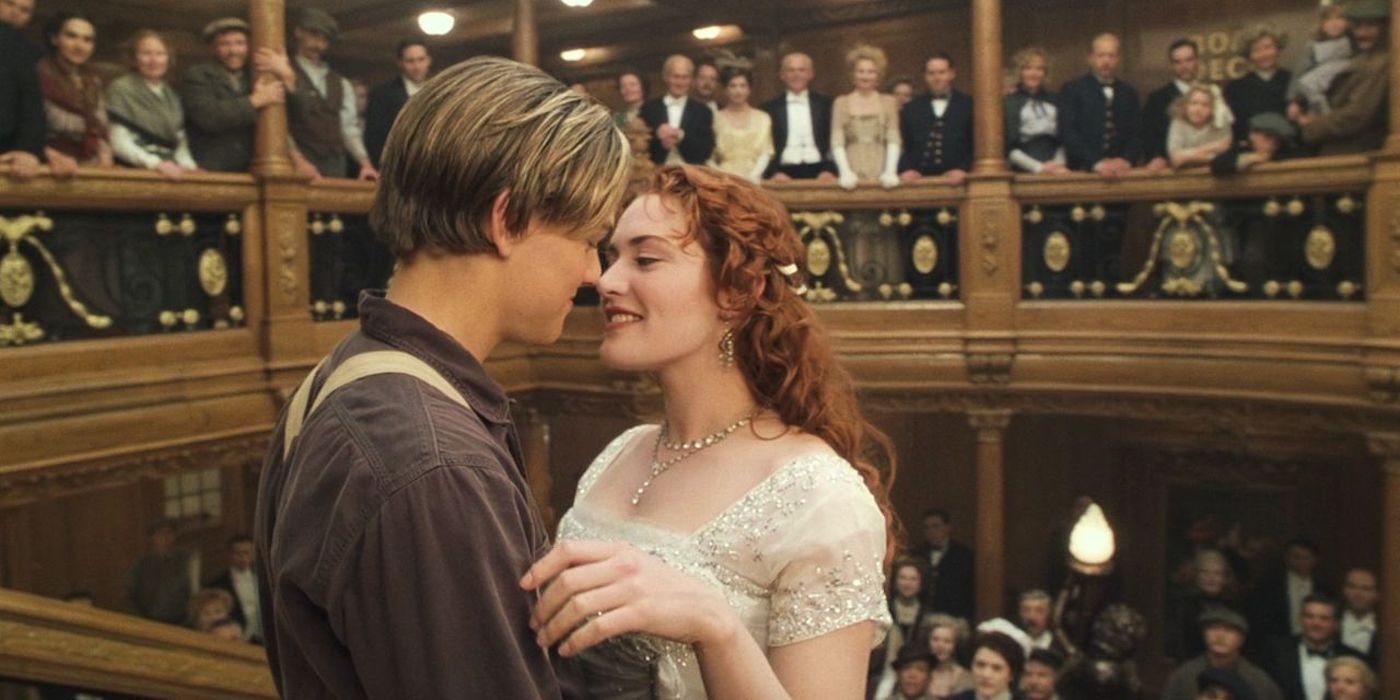 Leonardo DiCaprio como Jack e Kate Winslet como Rose prestes a se beijar no final do Titanic