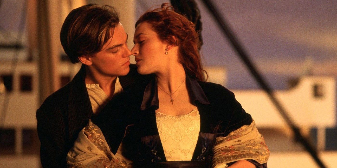 Leonardo DiCaprio e Kate Winslet se abraçam no Titanic