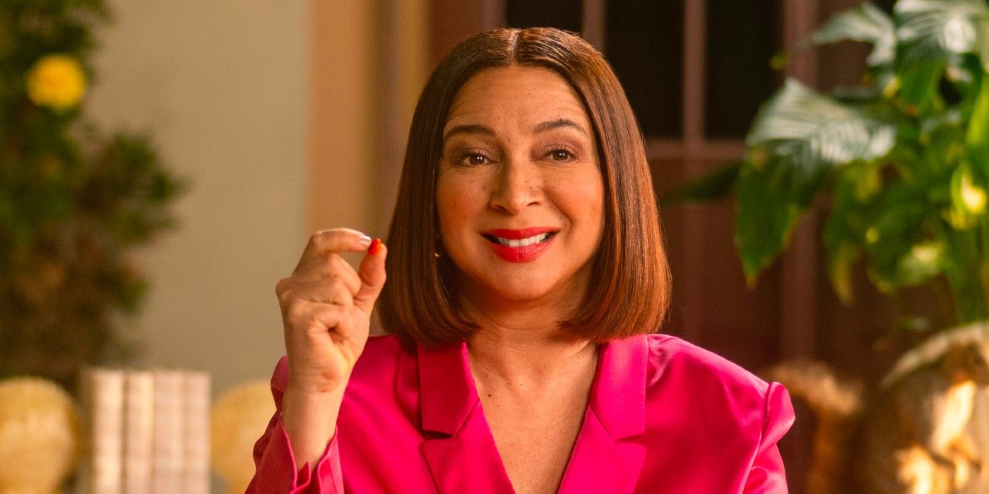 Maya Rudolph holding an M&M in an M&Ms commercial