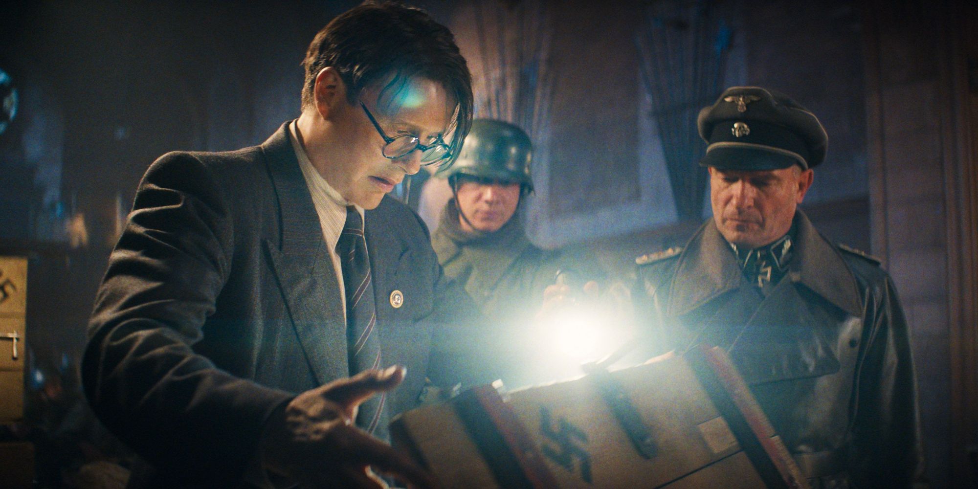 Mads Mikkelsen como Jurgen Voller mirando en un cofre en Indiana Jones y Dial of Destiny