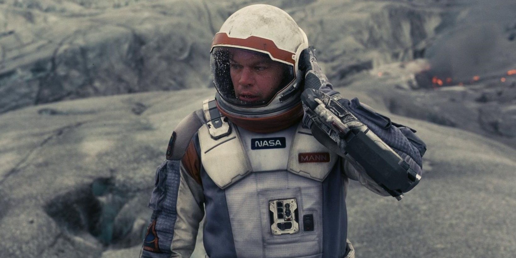 Matt Damon vestindo um traje espacial em Interestelar