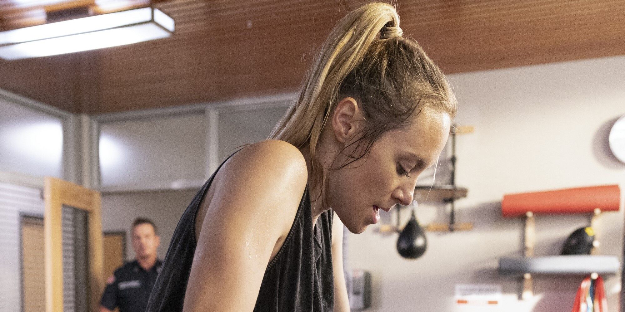 Danielle Savre como Maya Bishop em Station 19 Season 6 On Treadmill Tired.jpg