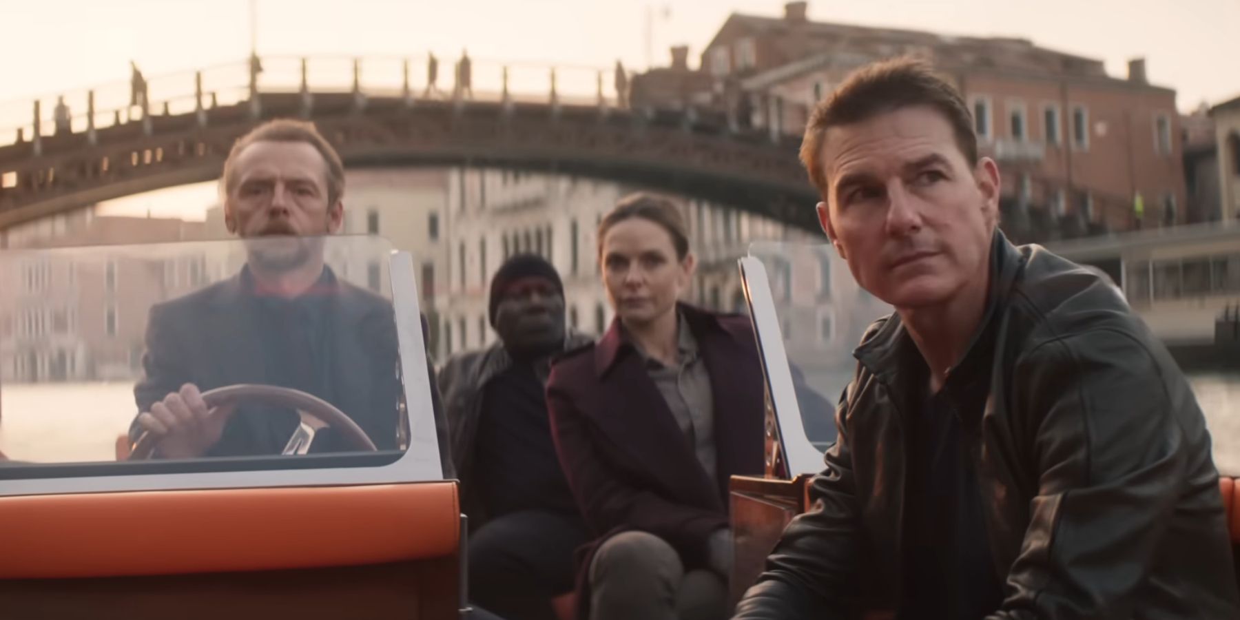 Ethan, Benji, Luther e Itsa en un barco en Italia en Mission: Impossible Dead Reckoning Part One