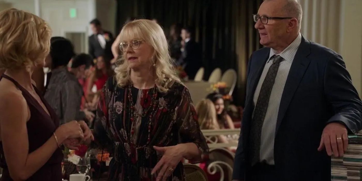 DeDe (Shelley Long) and Jay (Ed O'Neill) are explaining something to Claire (Julie Bowen) at a family event.