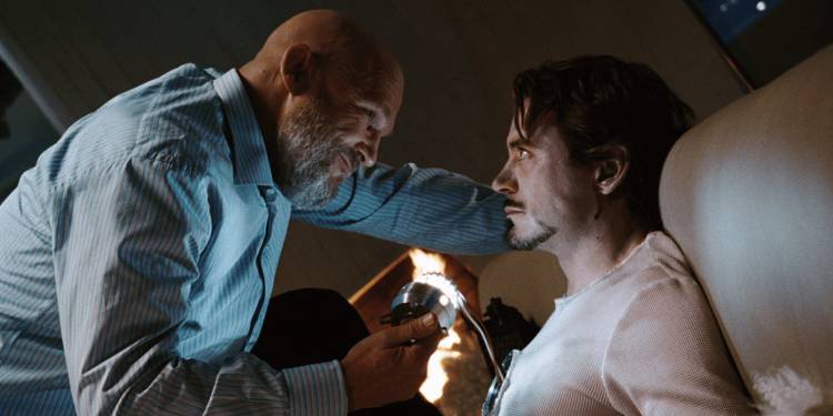 Os 10 vilões mais fracos do MCU 4 obadiah stane steals tony s arc reactor in iron man.jpg?q=50&fit=contain&w=750&h=415&dpr=1