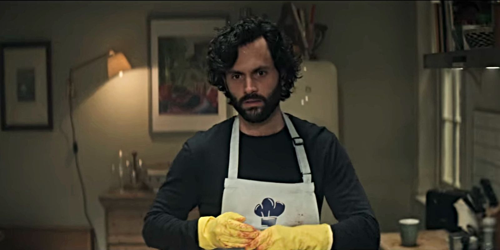 Penn Badgley como Joe Goldberg em sua cozinha