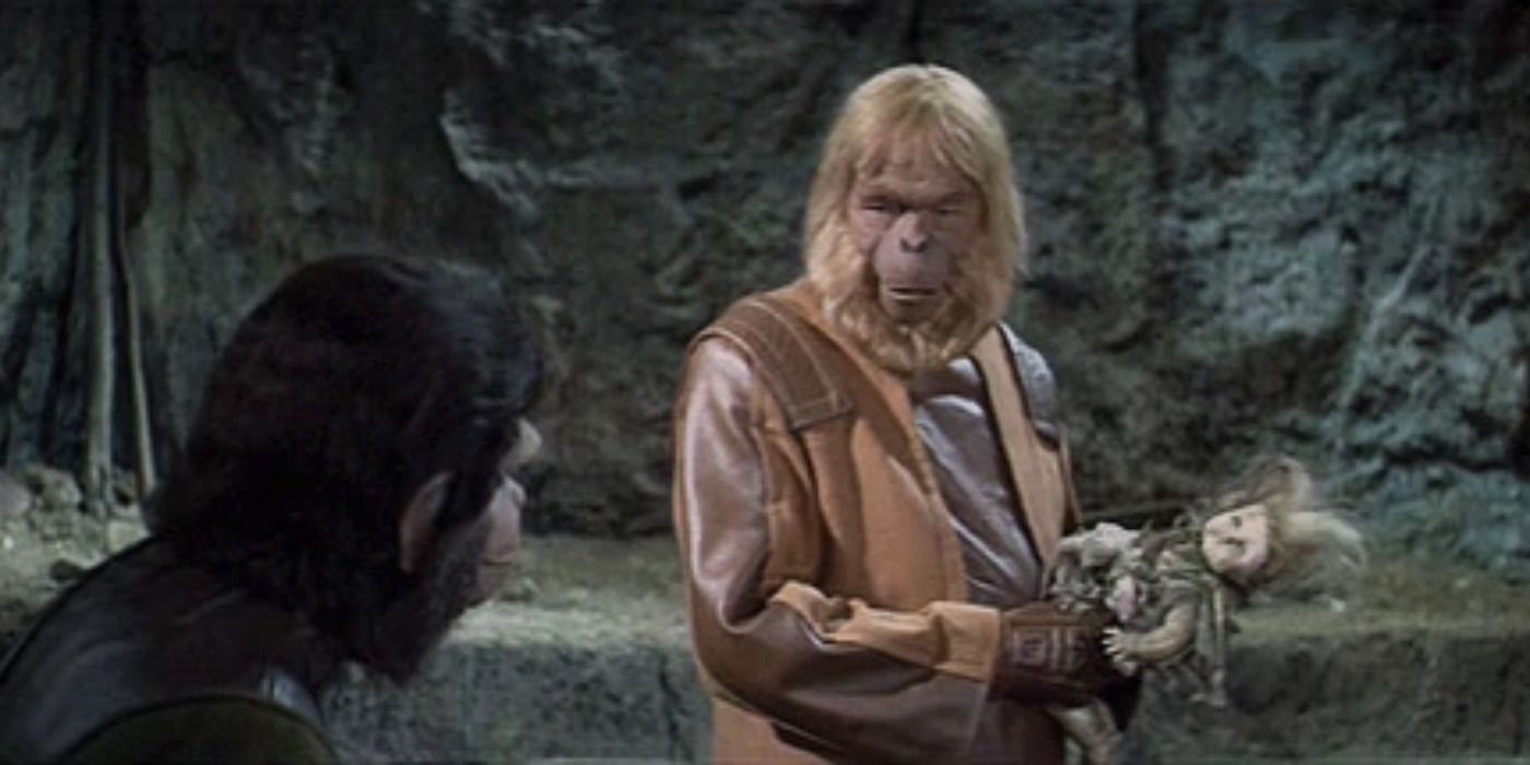 Dr. Zaius segura uma boneca humana de Planeta dos Macacos 