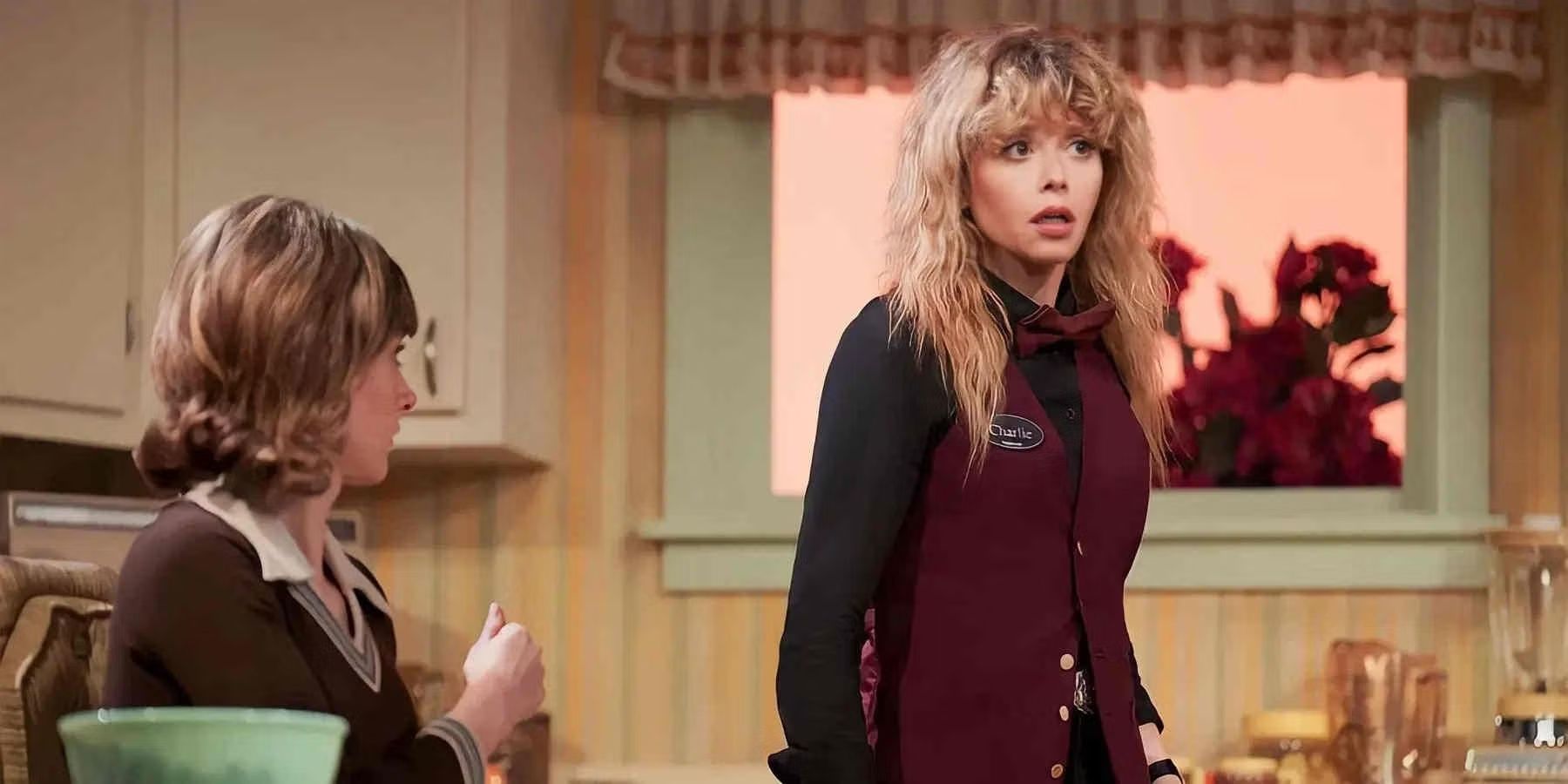 Natasha Lyonne como Charlie Cale no palco em Poker Face Episódio 6.jpg