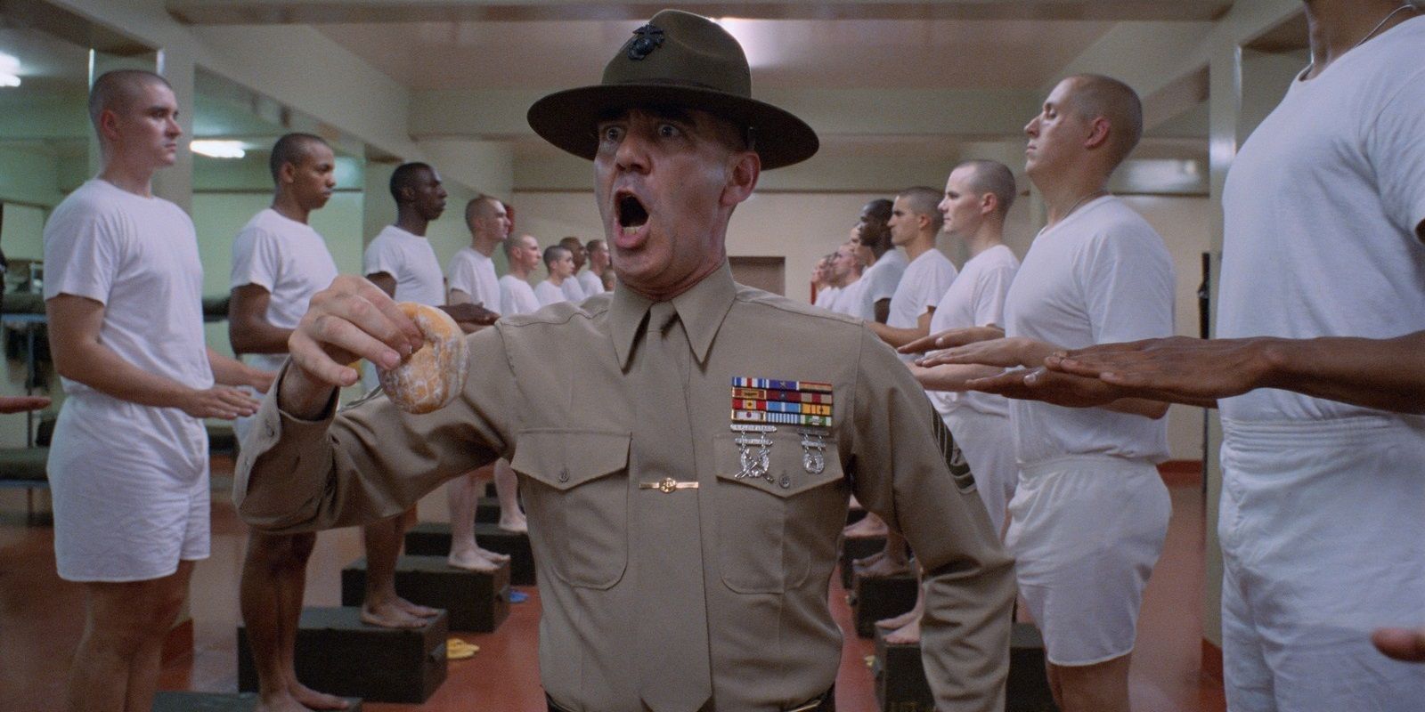 R Lee Ermey com um donut em Full Metal Jacket